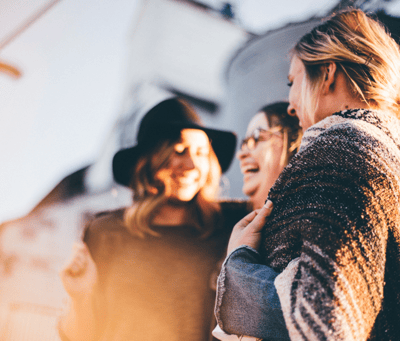 Lachende junge Kaffeetrinkerinnen